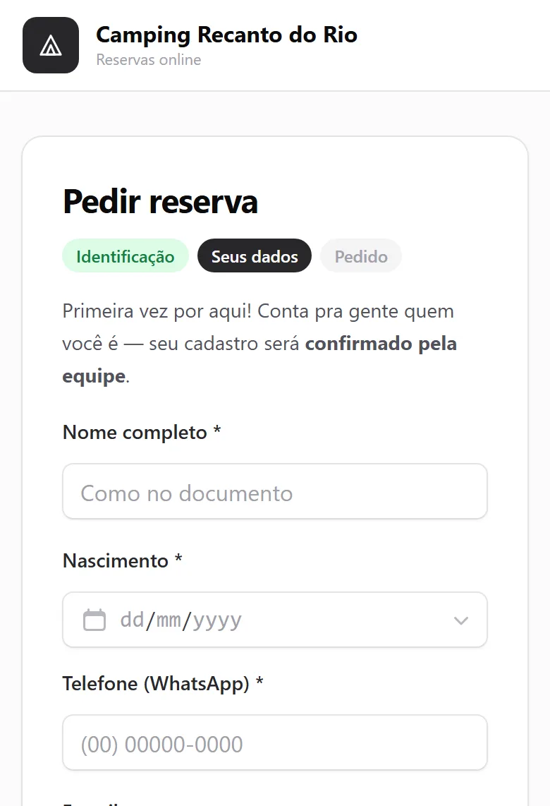 Página de pré-reserva do camping aberta no celular